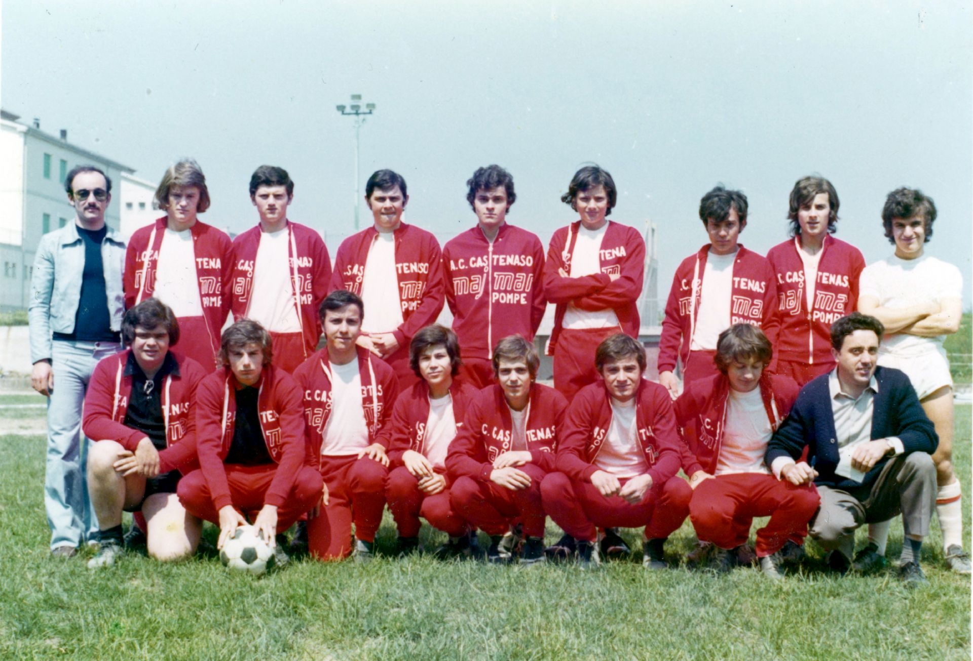 Foto di gruppo giocatori di calcio: nove ragazzi dietro e otto avanti accovacciati.