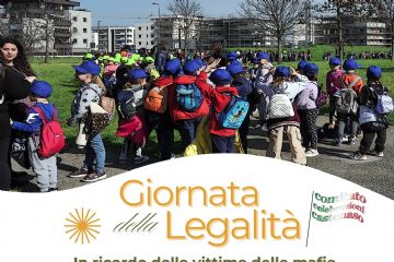 Locandina giornata della legalità, in alto la foto dei ragazzi e ragazze delle scuole di Castenaso durante la camminata. Informazione generale dell'evento.