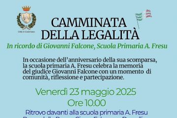 Locandina camminata della legalità, in basso la foto di Borsellino e Falcone. Informazione generale dell'evento. Sfondo blu chiaro, testo blu oscuro, grigio e verde.