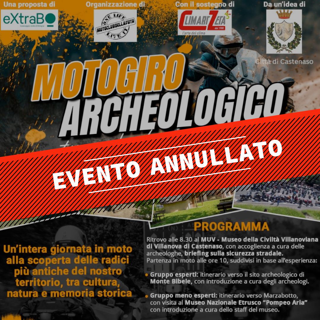Locandina colorata (nero/arancione) che annuncia annullamento evento "Motogiro Archeologico" tra archeologia e memoria, mostrando motociclisti, paesaggi e un gruppo di moto parcheggiate, con dettagli sul programma e sui costi.