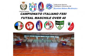 Poster promozionale del campionato di calcio maschile over 40 che mostra il campo da gioco, i loghi delle squadre e degli sponsor. Sfondo bianco, testo nero.