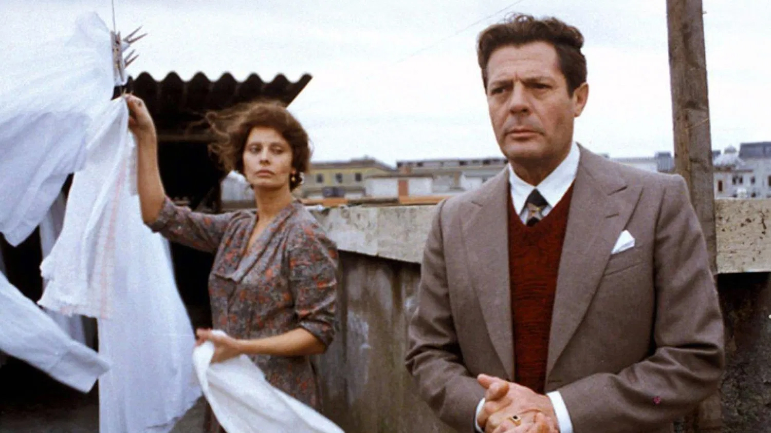 frame del film "una giornata particolare" con l'attore Mastroianni in primo piano