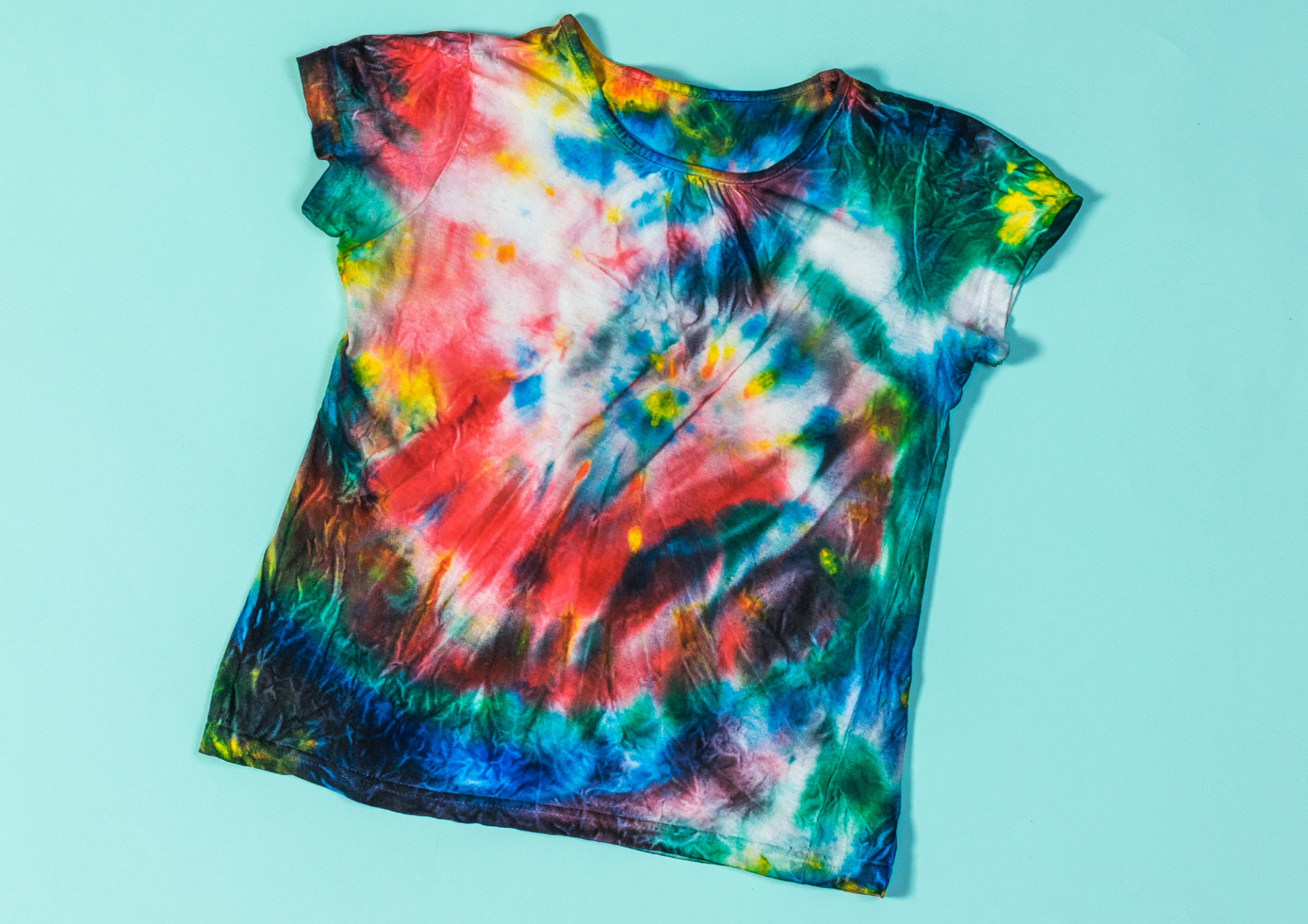 una maglietta variopinta con la tecnica del tie-dye