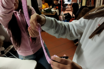 Alcune ragazze giocano con dello slime rosa