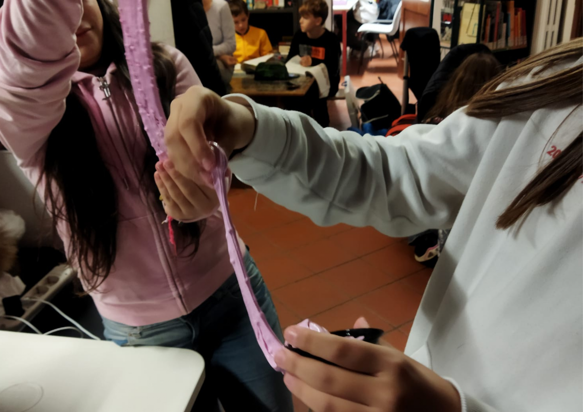 Alcune ragazze giocano con dello slime rosa