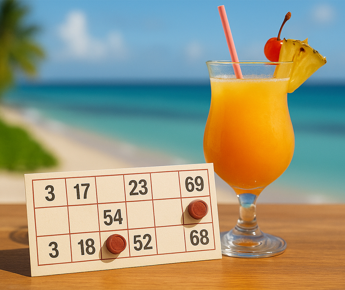 una schedina della tombola con un cocktail estivo al fianco