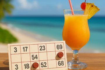 una schedina della tombola con un cocktail estivo al fianco