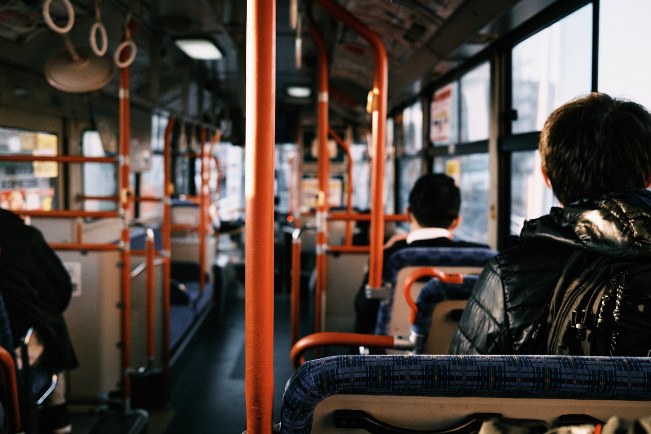 Interno autobus con qualche persona seduta vicino alla finestra