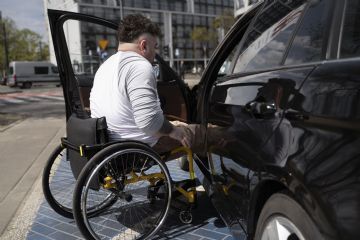Uomo in sedia rotelle che sale sull'autobus
