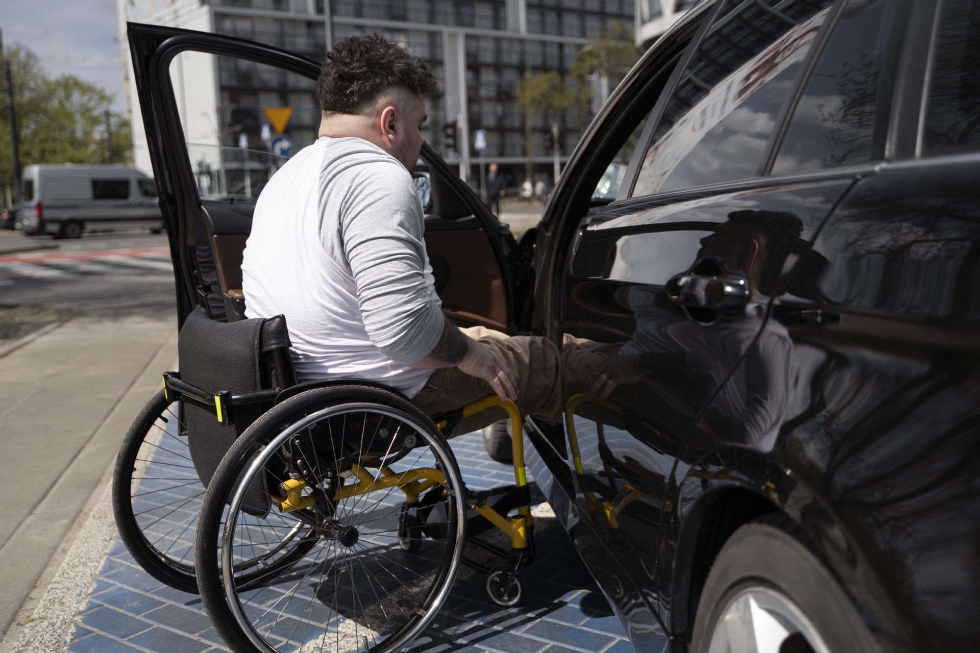Uomo in sedia rotelle che sale sull'autobus
