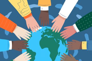 Un mappamondo illustrato è al centro di una composizione circolare, dove mani di diverse culture si uniscono.