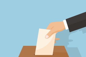 L'immagine evidenza l'azione di voto in un contesto di referendum, programmato per il 2025