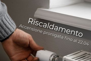 Immagine di una persona che accende un termosifone