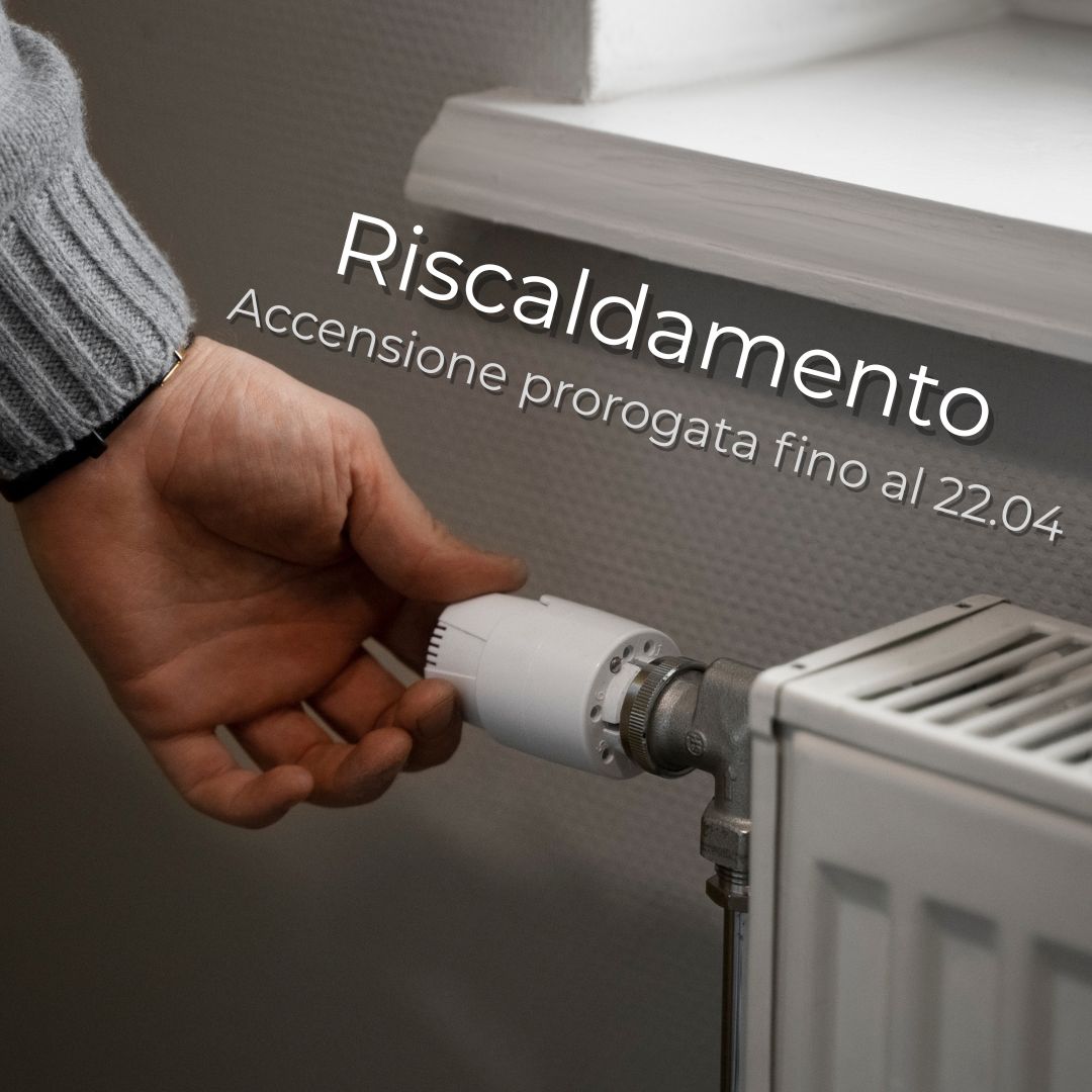 Immagine di una persona che accende un termosifone
