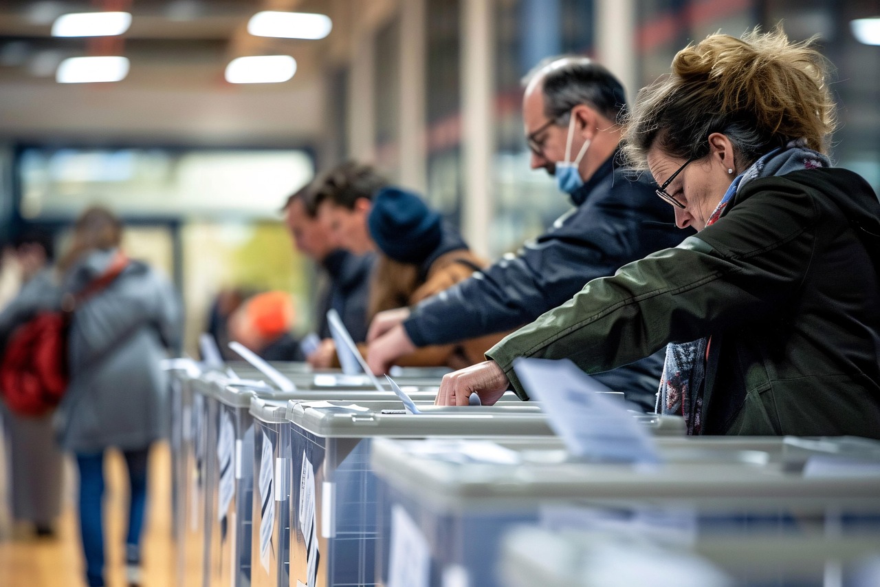 L'immagine evidenza gli scrutatori in un contesto di referendum.
