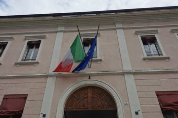 Fotografia Comune di Castenaso con le bandiere italiana ed europea a mezz'asta.