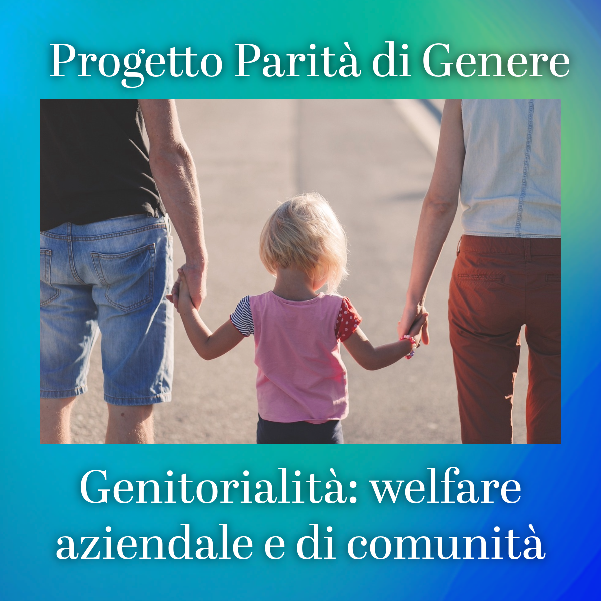 Fotografia genitori e figlia di spalle presi per mano in un ambiente aperto. 