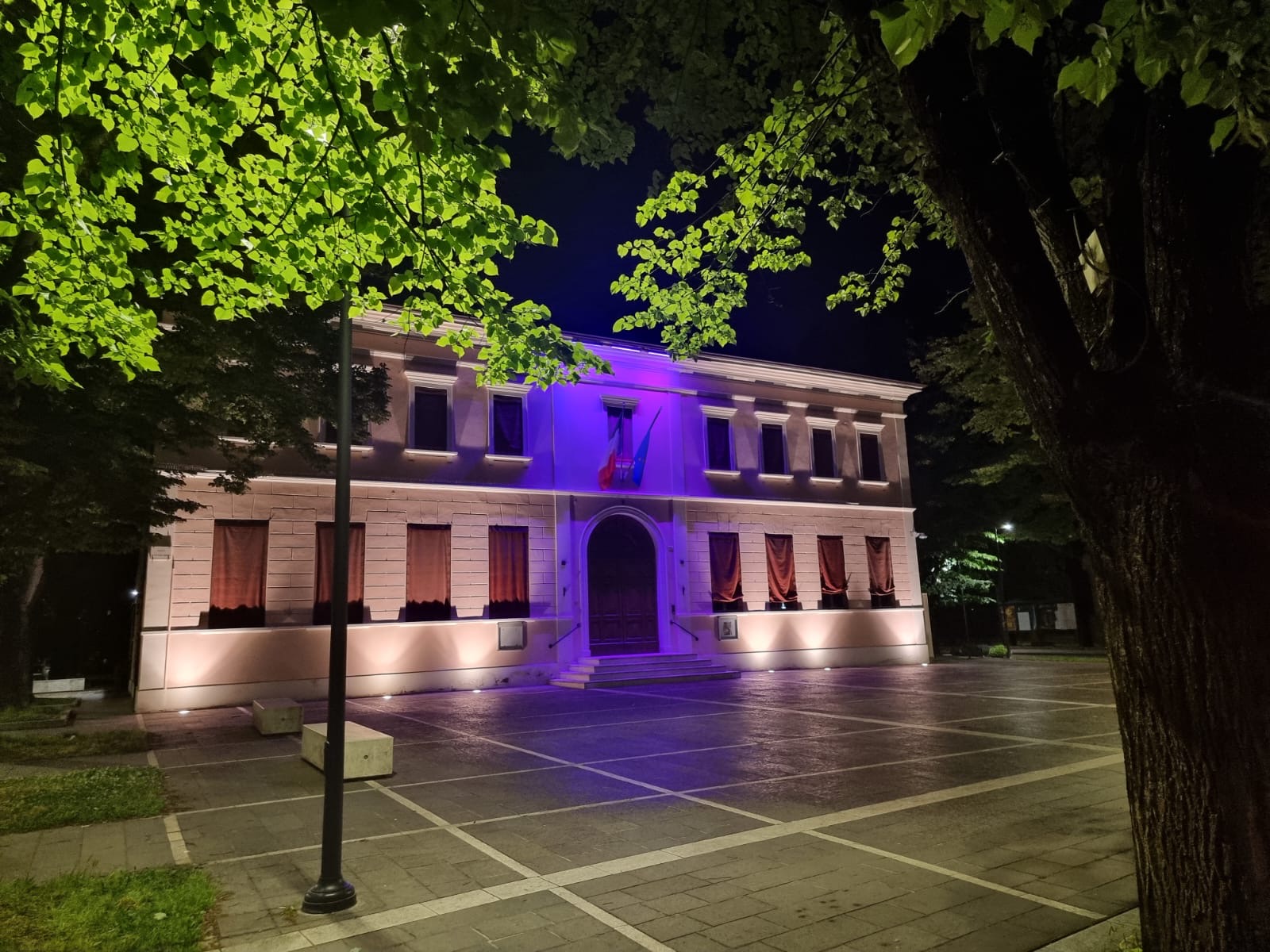 Palazzo Comunale illuminato di viola