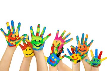mani colorate con faccine sorridenti