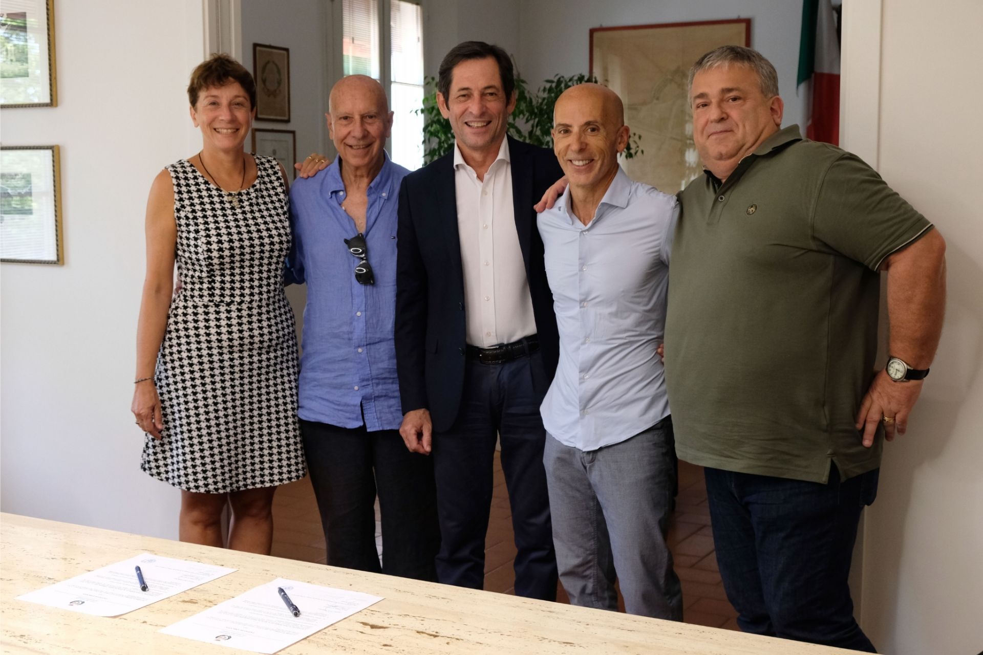 Sindaco e assessora insieme ai firmatari del patto per l'amicizia con il popolo Saharawi