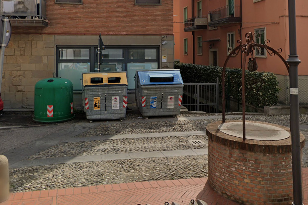 cassonetti stradali in piazza Serrazanetti
