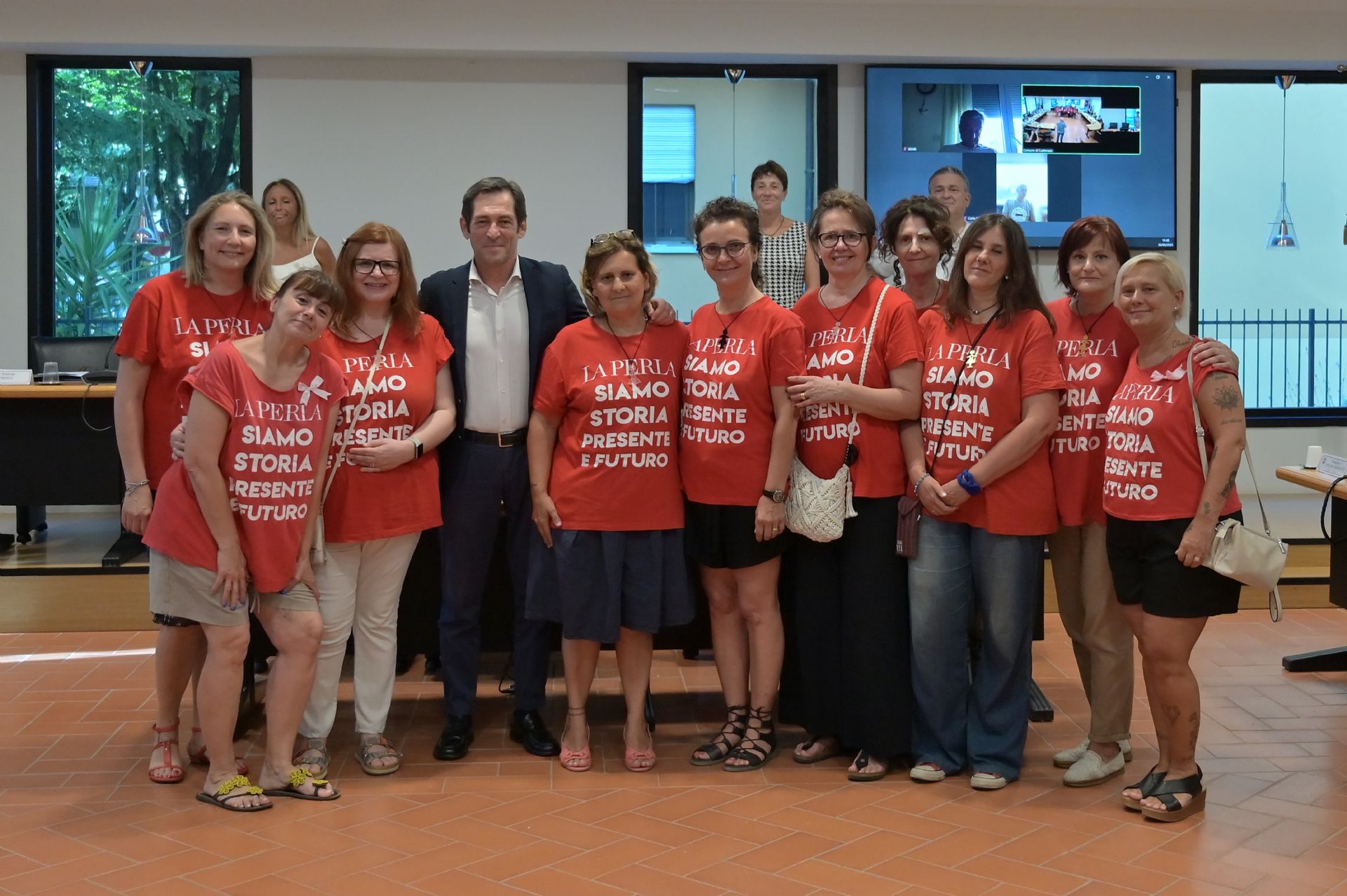Le lavoratrici dell'azienda La Perla in posa con il sindaco di Castenaso Carlo Gubellini
