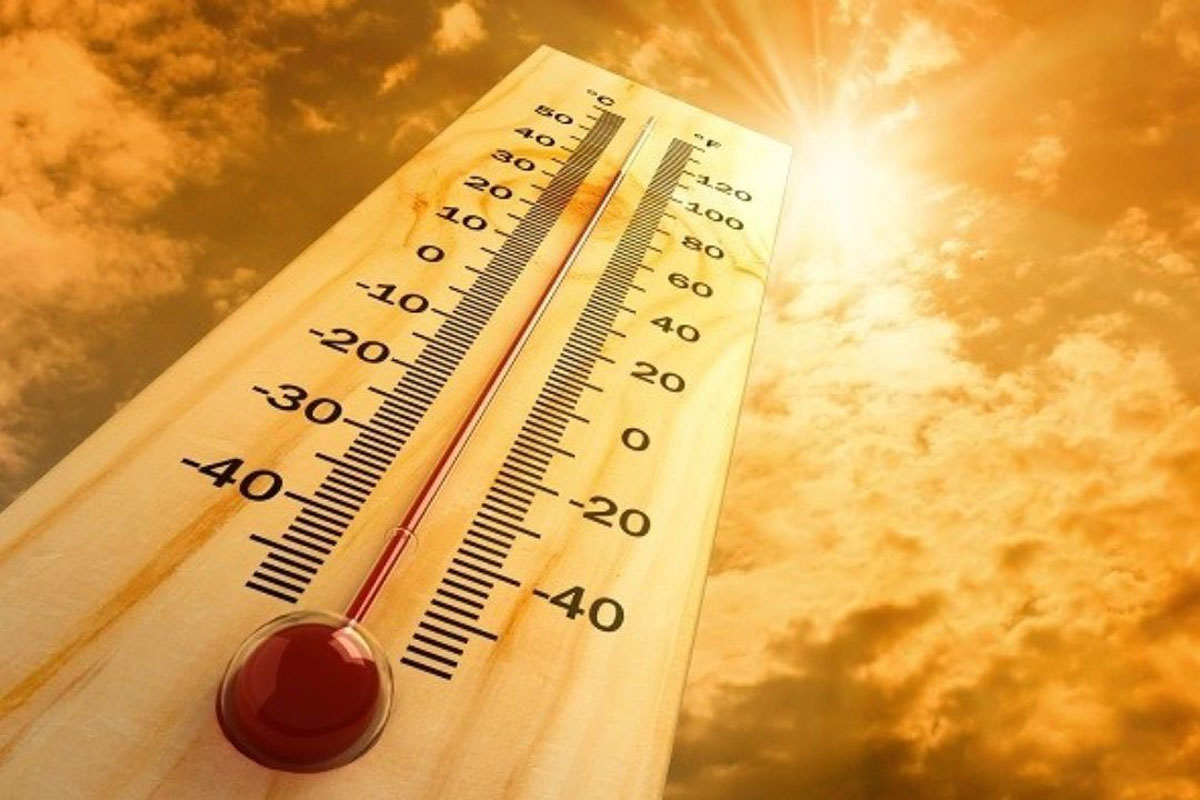un termometro svetta verso il cielo sengando una temperatura prossima ai 40 gradi.