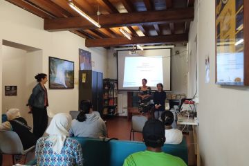 un frame dalla lezione con l'assessora Lauriana Sapienza di fronte ai partecipanti del corso di italiano