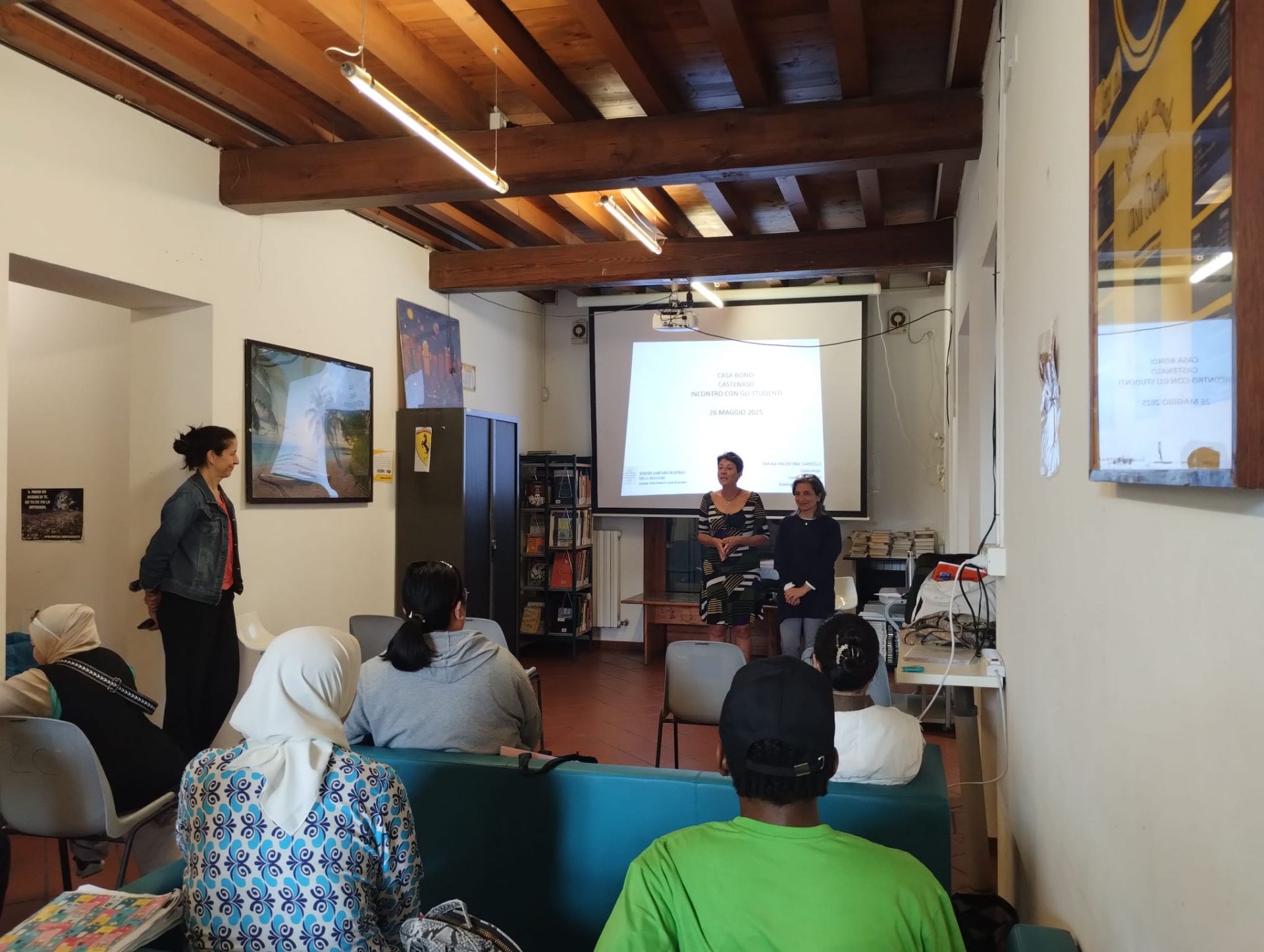 un frame dalla lezione con l'assessora Lauriana Sapienza di fronte ai partecipanti del corso di italiano