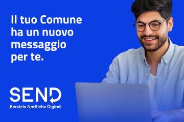 locandina di SEND con ragazzo al computer e claim "il tuo Comune ha un nuovo messaggio per te".