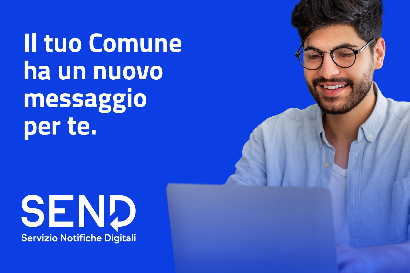 locandina di SEND con ragazzo al computer e claim "il tuo Comune ha un nuovo messaggio per te".