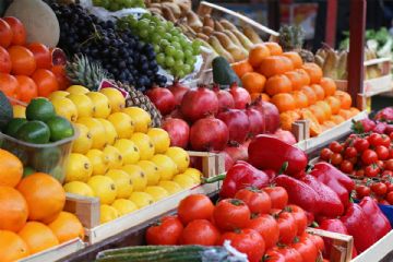 banchi di un mercato ortofrutticolo 