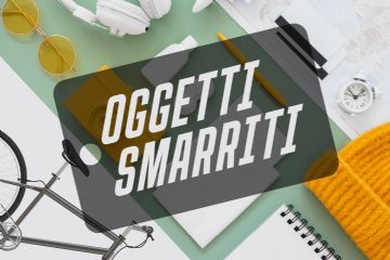 vari oggetti sullo sfondo dietro la scritta "oggetti smarriti"