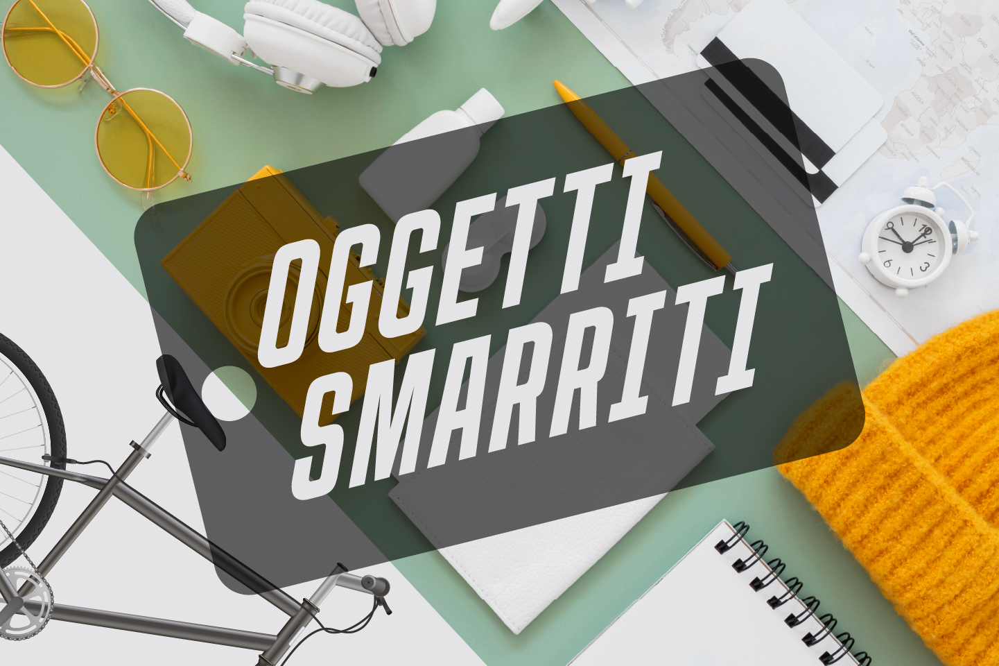vari oggetti sullo sfondo dietro la scritta "oggetti smarriti"