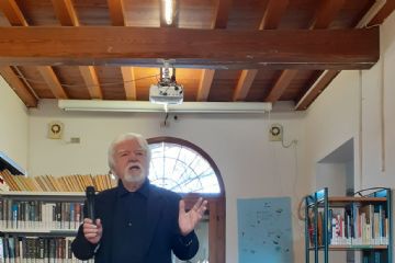 Bruno Sarti nella Biblioteca di Casa Bondi