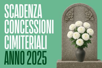 Una tomba con dei fiori con la scritta "Scadenza concessioni cimiteriali anno 2025"