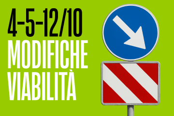 Cartello con la scritta "modifiche viabilità" e segnali stradali