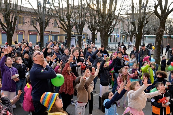 una folla di giovani e piccoli in piazza a Castenaso