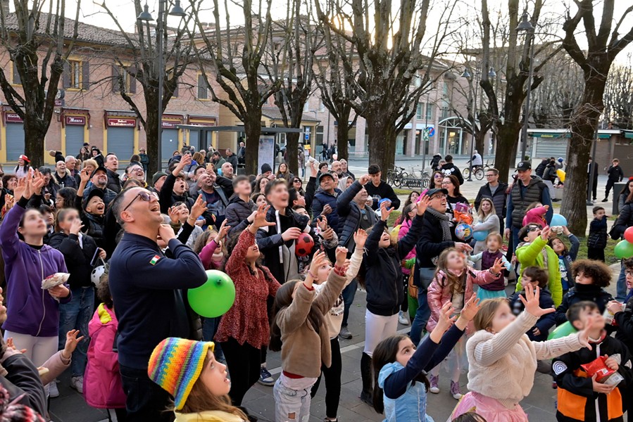 una folla di giovani e piccoli in piazza a Castenaso