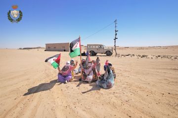 Donne della comunità Saharawi in un campo profughi con le bandiere del popolo Saharawi