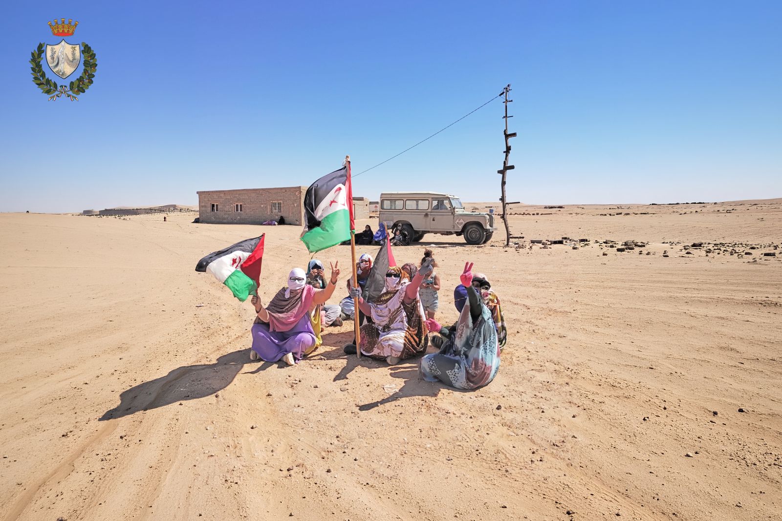 Donne della comunità Saharawi in un campo profughi con le bandiere del popolo Saharawi
