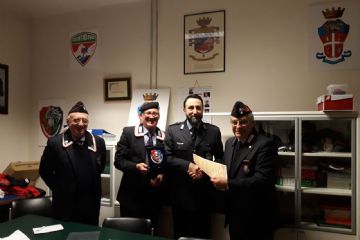 Il Presidente C.re Aus. Roberto Brigliadori, il Segretario Socio Simp. Dorian Piazzi e il M.M C.S Teodoro Frongillo donano la Pergamena di benvenuto e il CREST dell’ANC, come da protocollo, al nuovo Comandante della PM Dott. Luca Tassoni  - marzo 2018
