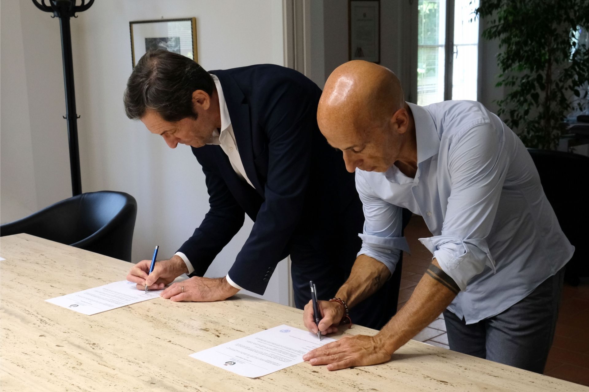 Il Sindaco appone la firma insieme al legale rappresentante dall'Associazione El Ouali Bologna per la libertà del Sahara Occidentale ODV