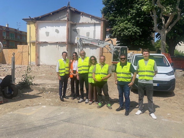 Ingegneri, sindaco e lavoratrici e lavoratori in posa davanti al cantiere